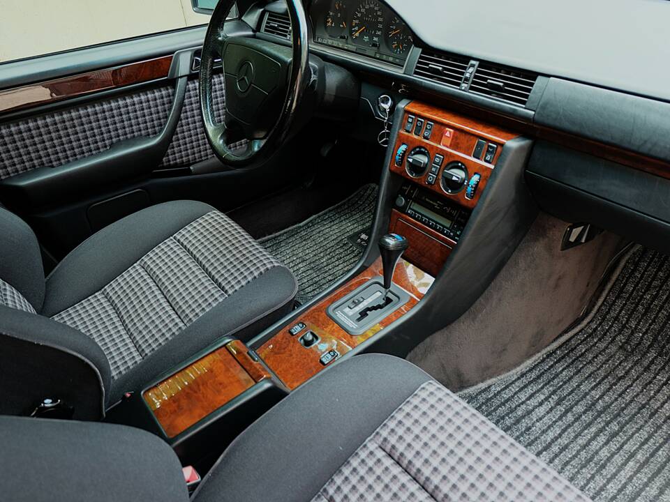 Image 22/75 of Mercedes-Benz E 280 T (1994)