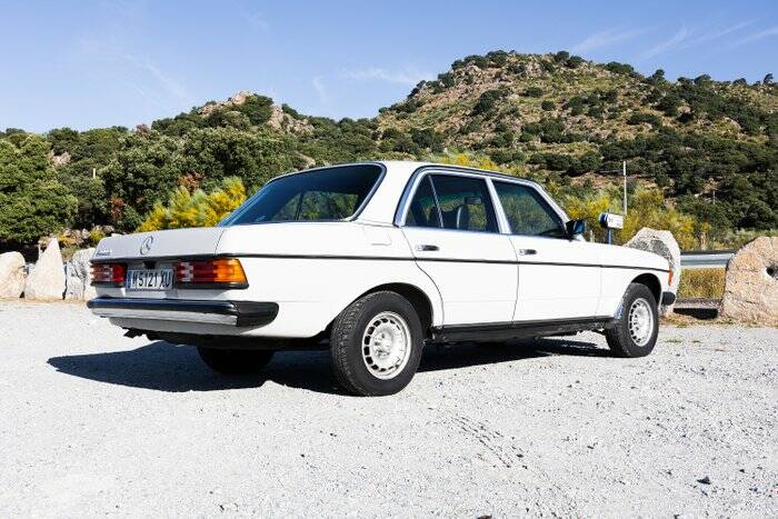 Image 2/7 of Mercedes-Benz 300 D (1983)