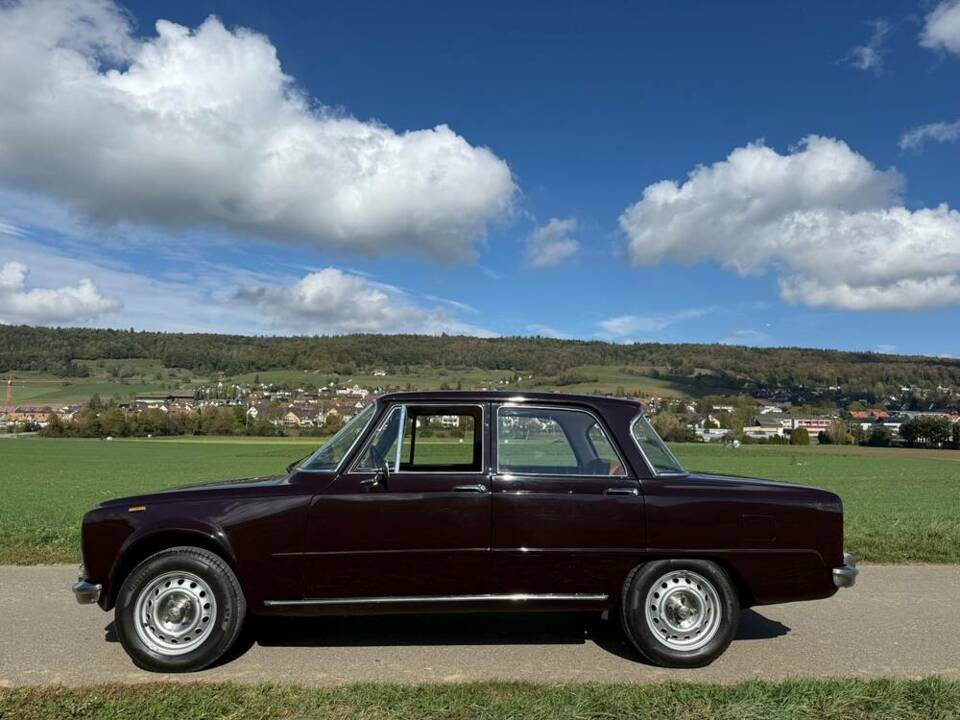 Image 3/21 of Alfa Romeo Giulia Super 1.6 (1972)