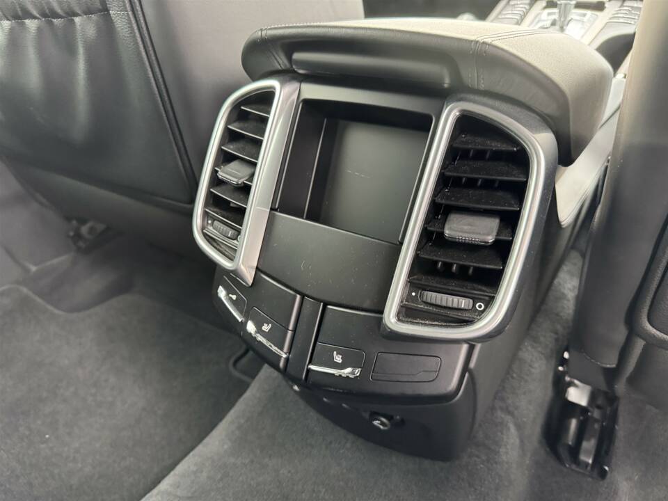Bild 36/63 von Porsche Cayenne Turbo (2010)