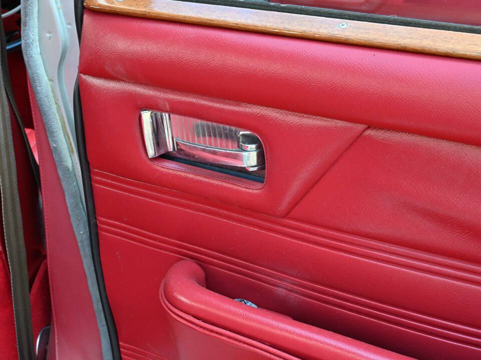 Image 40/50 of Jaguar XJ 6 4.2 (1971)
