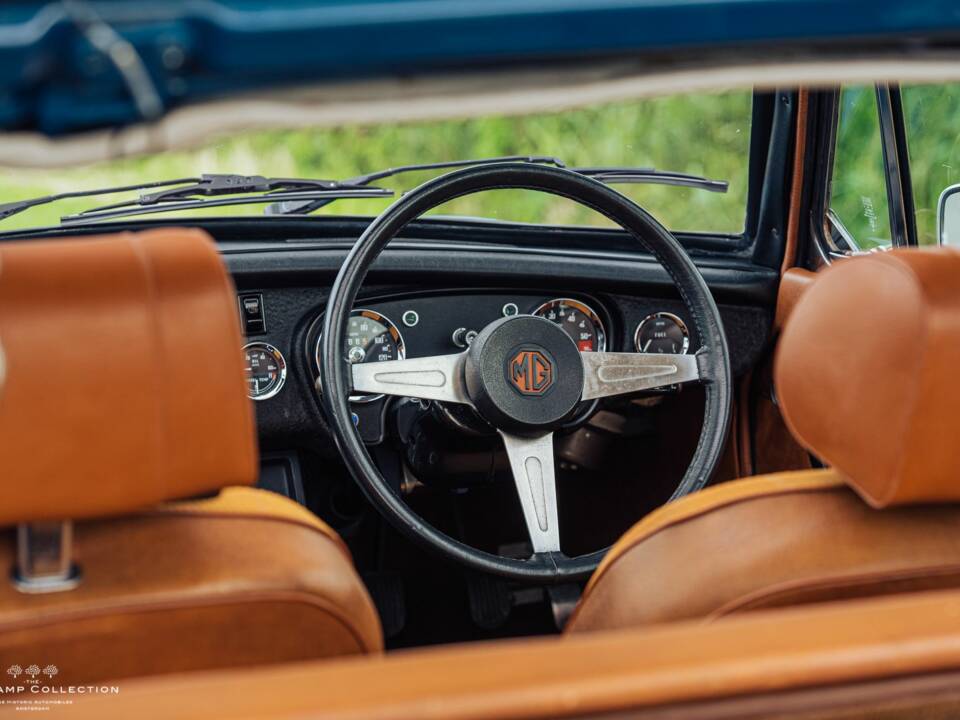 Image 16/40 of MG MGB GT V8 (1973)