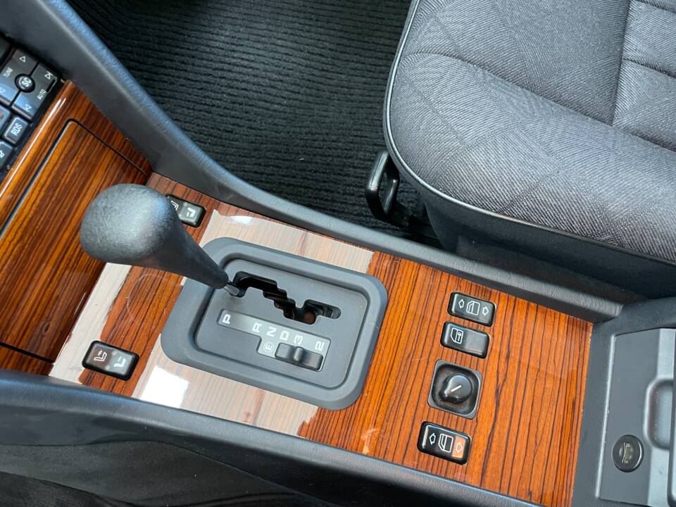 Immagine 11/32 di Mercedes-Benz E 200 (1994)