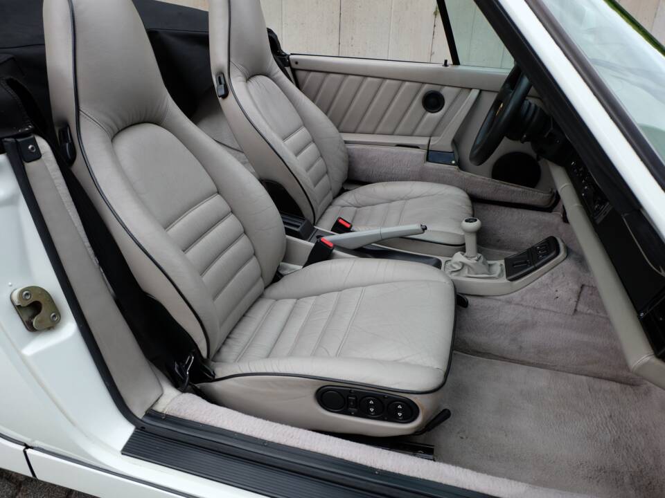 Image 34/60 de Porsche 911 Carrera 2 (1991)