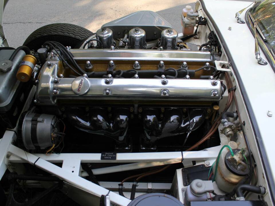 Image 16/18 of Jaguar E-Type 4.2 (1965)