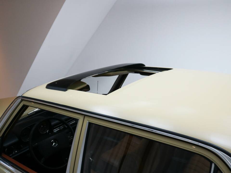 Image 14/14 of Mercedes-Benz 200 (1974)