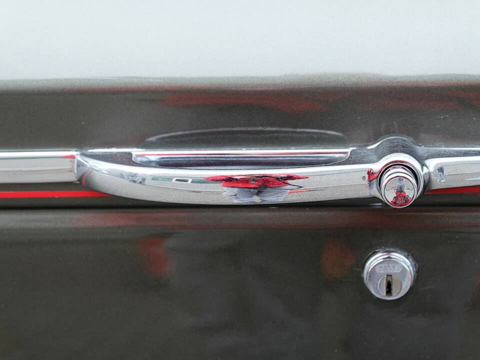 Image 16/48 of Bentley T 1 (1967)