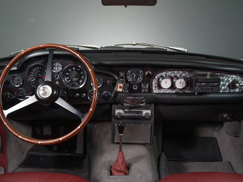 Bild 25/36 von Aston Martin DB 6 Vantage (1966)