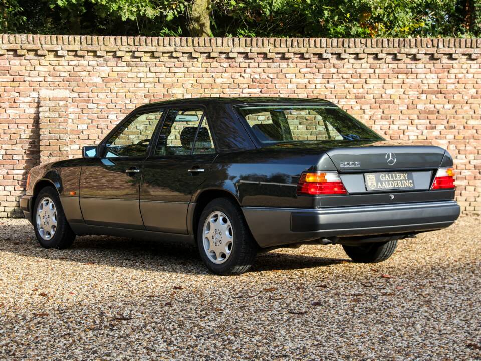 Image 2/50 of Mercedes-Benz 200 E (1992)