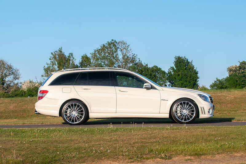 Immagine 5/50 di Mercedes-Benz C 63 AMG T (2009)