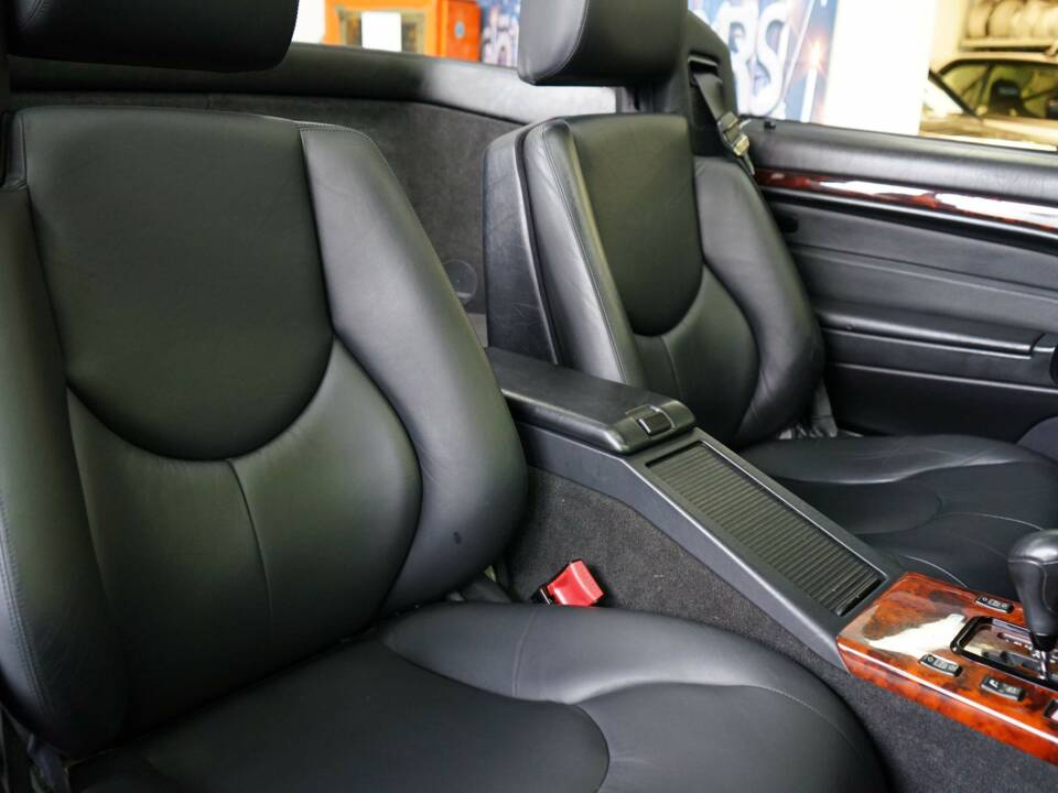 Image 21/33 of Mercedes-Benz SL 500 (2001)