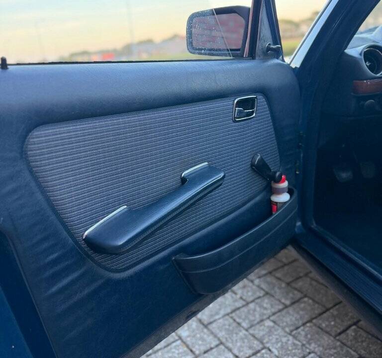Image 7/8 of Mercedes-Benz 230 E (1984)