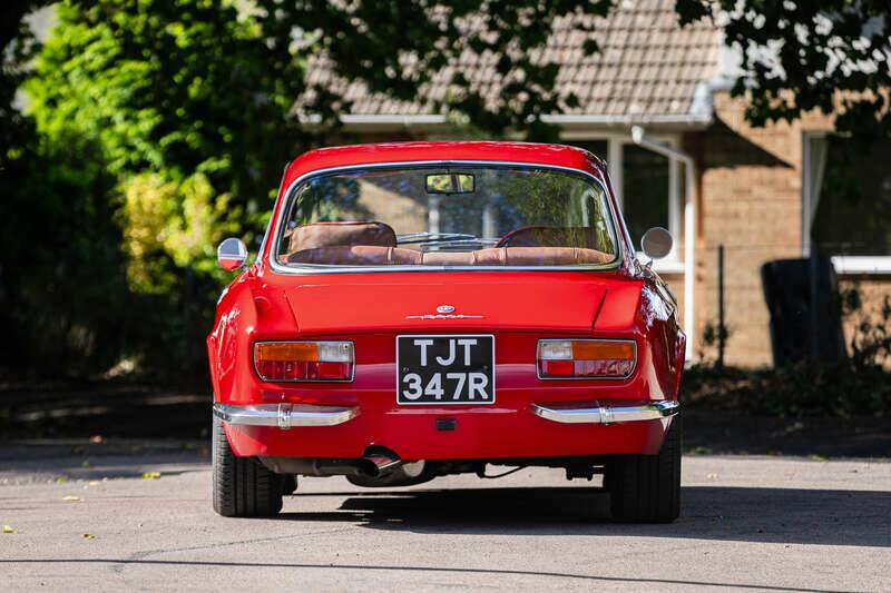 Image 7/45 of Alfa Romeo 2000 GT Veloce (1975)
