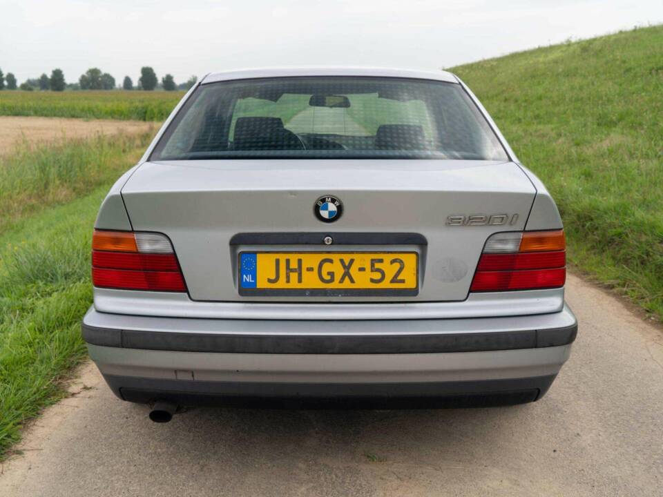 Image 16/40 de BMW 320i (1994)