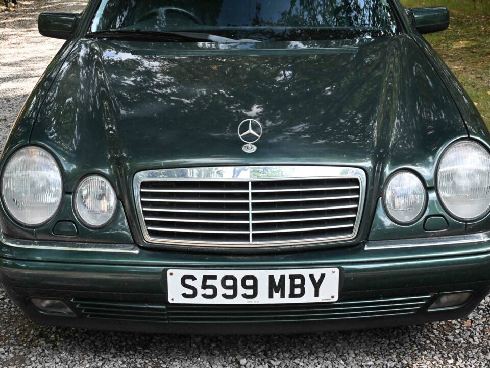 Image 21/50 of Mercedes-Benz E 320 (1998)