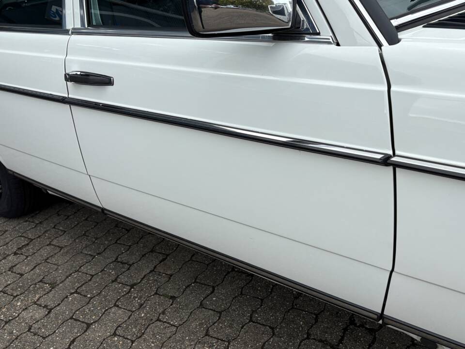 Image 61/66 of Mercedes-Benz 200 T (1984)