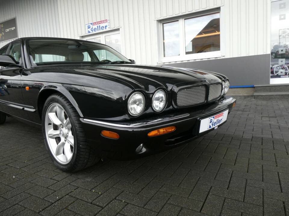 Image 17/21 of Jaguar XJR 4.0 (2001)