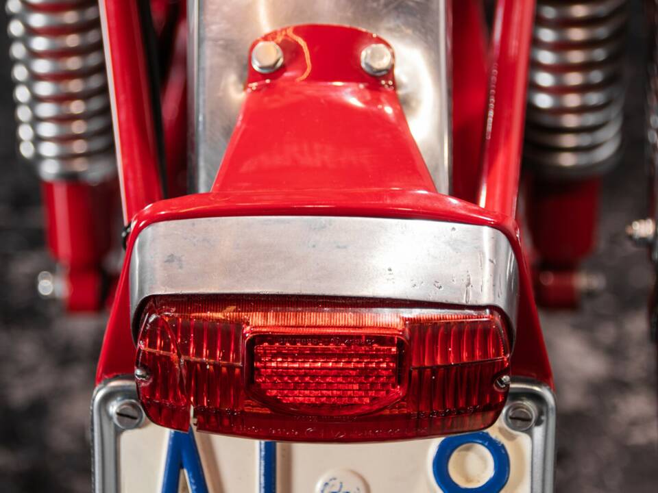 Image 23/34 of MV Agusta 250 Bicilindrica (1970)