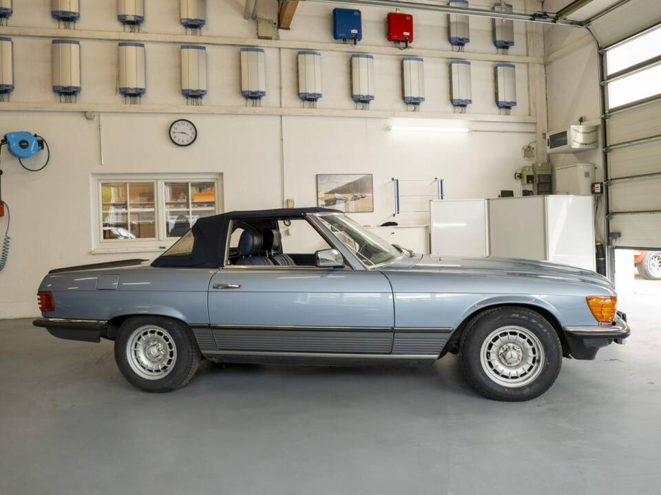 Immagine 6/33 di Mercedes-Benz 500 SL (1985)