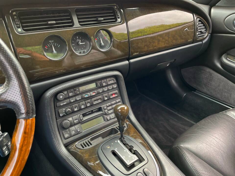 Image 10/14 of Jaguar XK8 4.0 (1999)