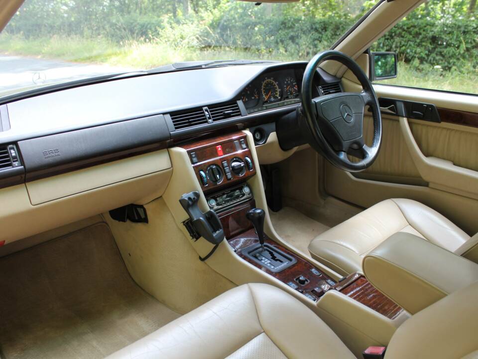 Bild 13/22 von Mercedes-Benz E 320 (1994)