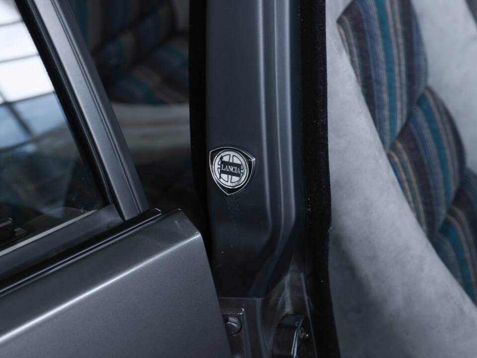 Image 45/50 of Lancia Delta HF Integrale (1988)