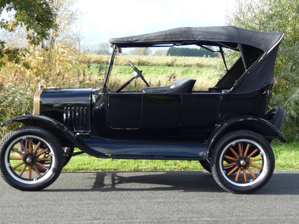 Image 8/41 of Ford Model T Touring (1925)