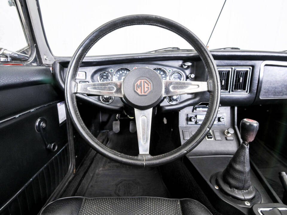Image 8/50 of MG MGB (1976)