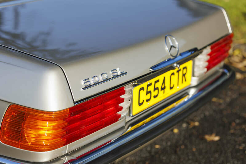 Image 16/33 of Mercedes-Benz 500 SL (1986)