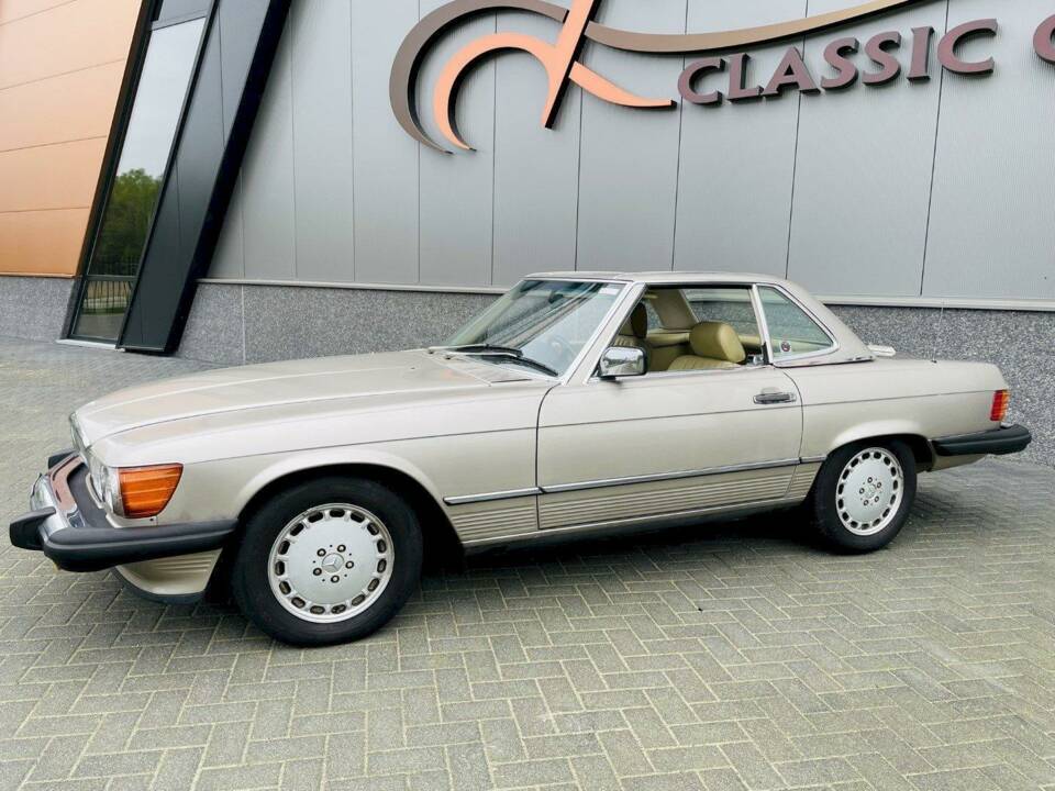 Afbeelding 2/36 van Mercedes-Benz 560 SL (1989)