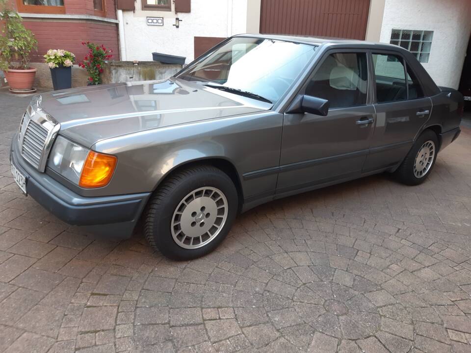 Image 3/10 of Mercedes-Benz 200 E (1988)
