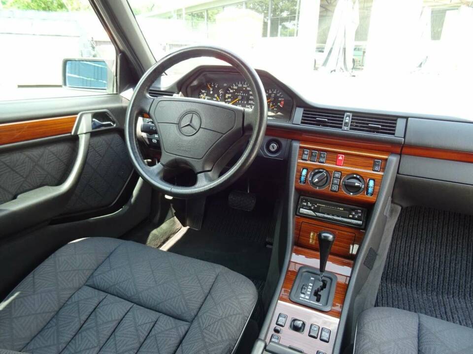 Imagen 11/17 de Mercedes-Benz 200 E (1996)