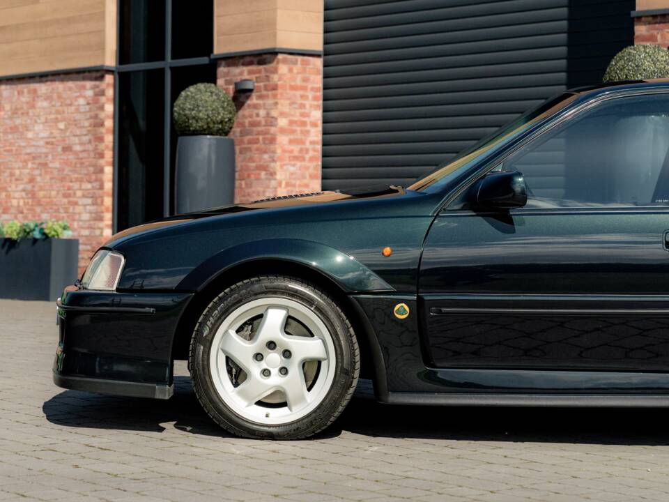 Image 19/75 of Lotus Carlton (1991)