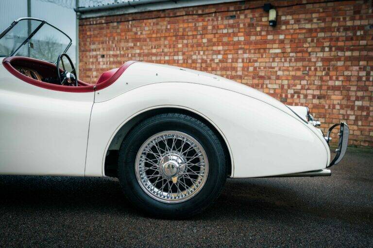 Image 6/43 of Jaguar XK 120 OTS (1951)