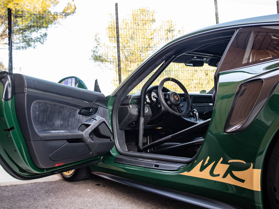 Image 23/50 of Porsche 911 GT2 RS Weissach (2018)