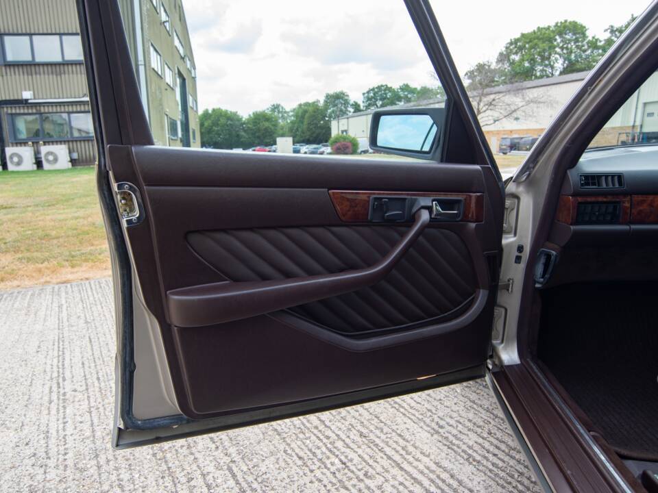 Bild 18/29 von Mercedes-Benz 300 SEL (1990)