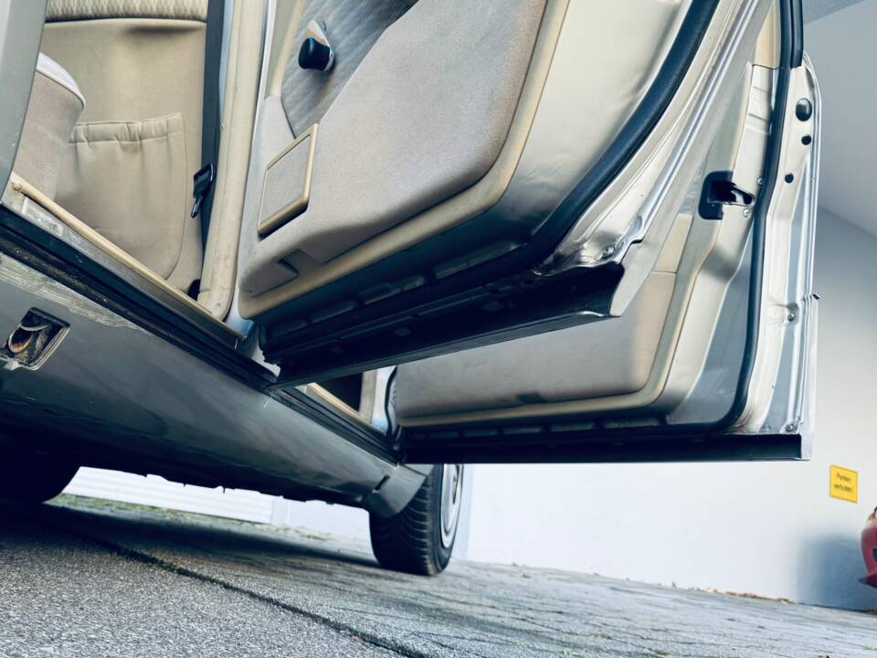 Afbeelding 11/14 van Mercedes-Benz 200 E (1989)