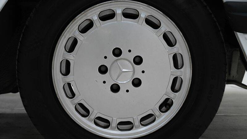 Image 11/15 of Mercedes-Benz 560 SL (1988)