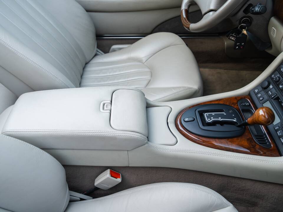 Image 53/91 de Jaguar XK8 4.0 (2000)