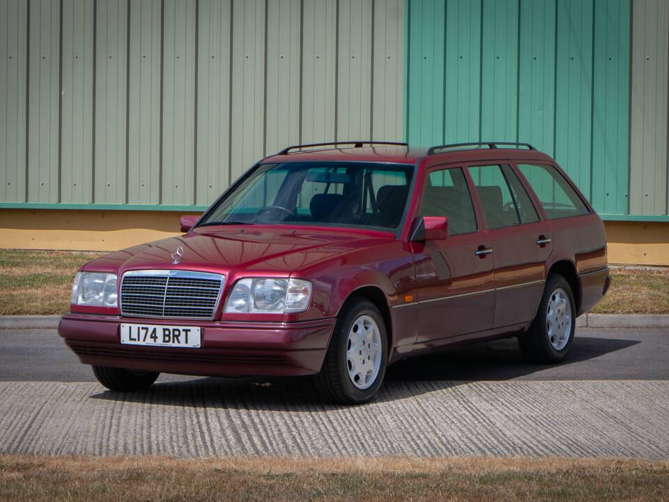 Bild 7/28 von Mercedes-Benz E 320 T (1993)