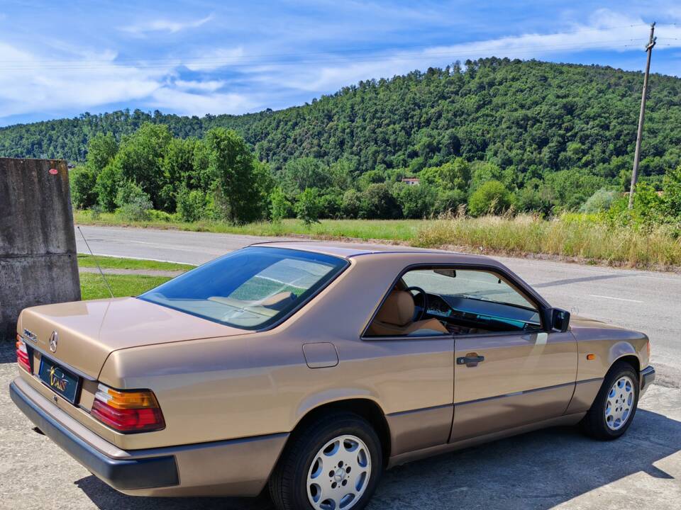 Image 10/42 of Mercedes-Benz 300 CE (1988)