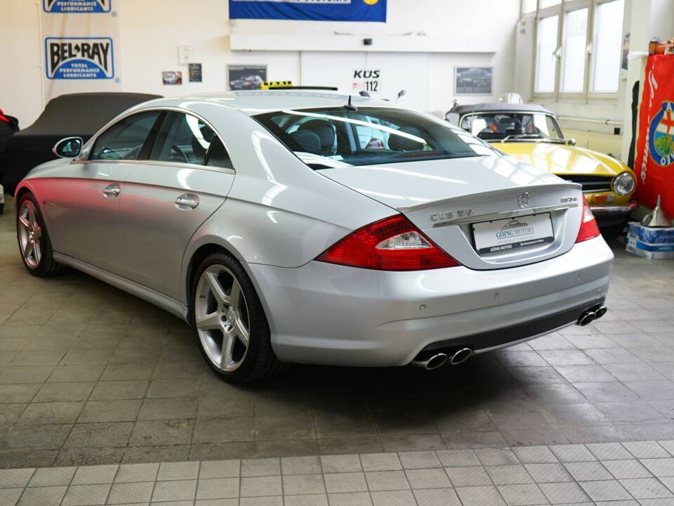 Image 10/34 de Mercedes-Benz CLS 55 AMG (2005)