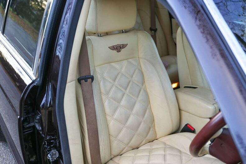 Image 18/50 of Bentley Arnage T (2002)