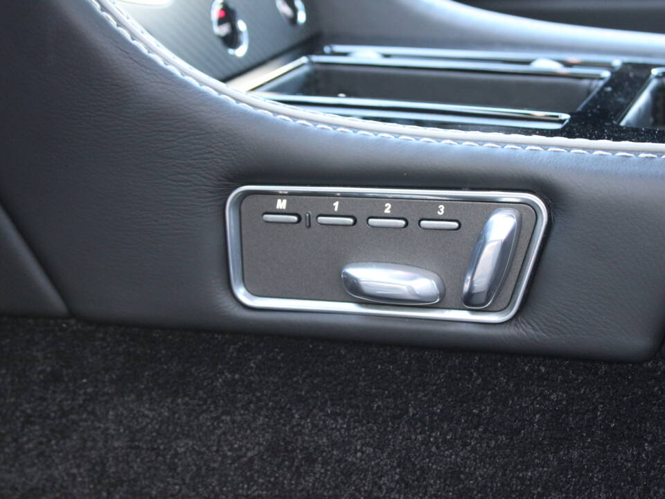 Bild 30/47 von Aston Martin DB 9 GT &quot;Bond Edition&quot; (2015)