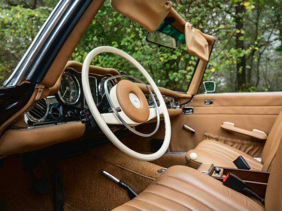 Image 18/28 of Mercedes-Benz 280 SL (1971)