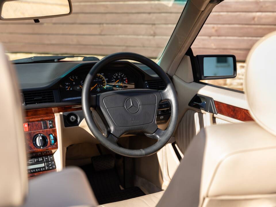 Bild 30/33 von Mercedes-Benz E 220 (1994)