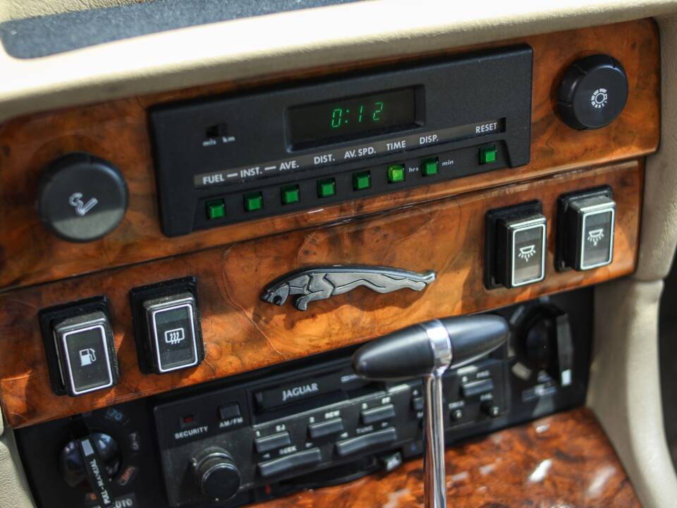 Image 12/44 of Jaguar XJ 12 (1990)