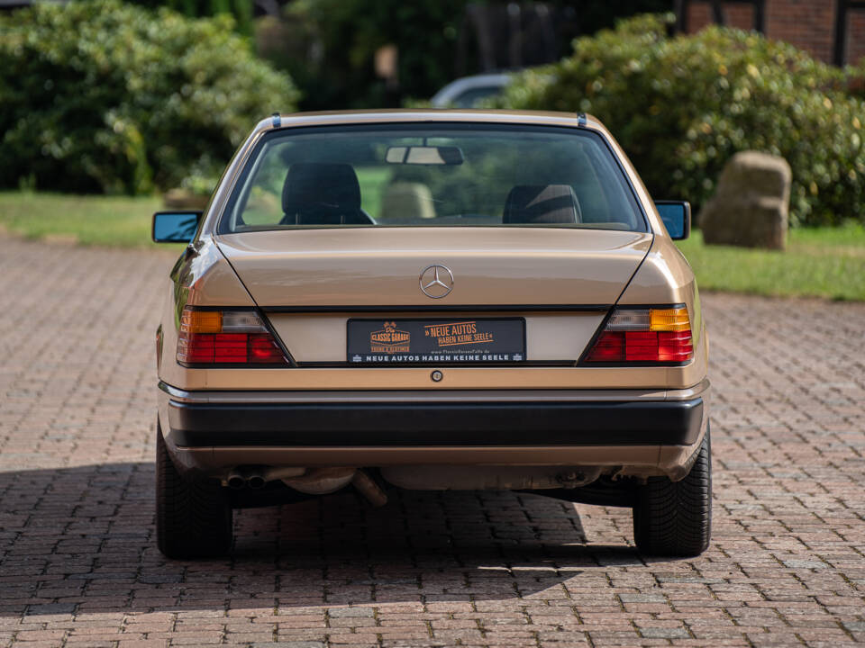 Image 18/40 of Mercedes-Benz 300 CE (1987)