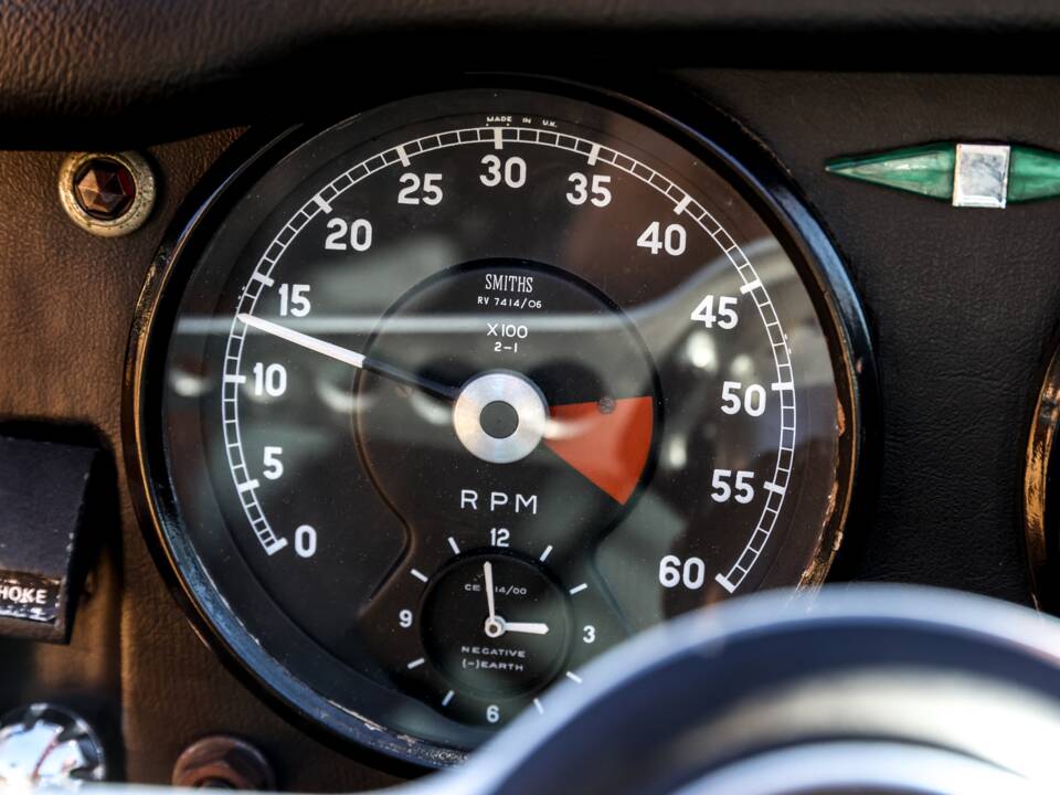 Image 15/27 of Jaguar E-Type (1968)