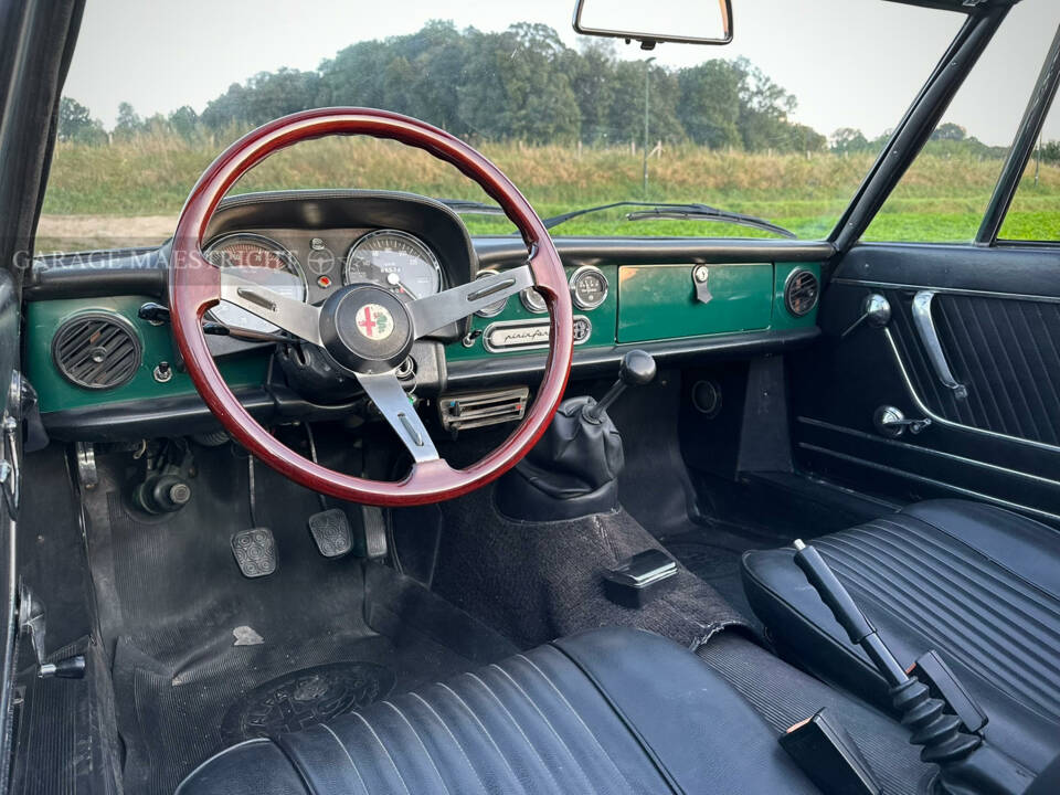 Image 28/60 of Alfa Romeo Spider 1300 (1976)